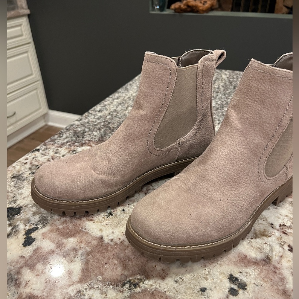Women's Tan Chelsea Boots